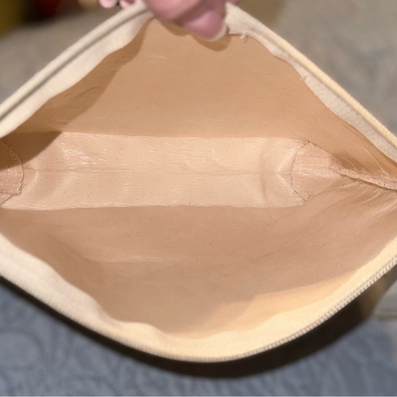 BRAND NEW - Southern Fried Design Barn
Pretty Is As Pretty Does Zipper Pouch - Picture 8 of 14